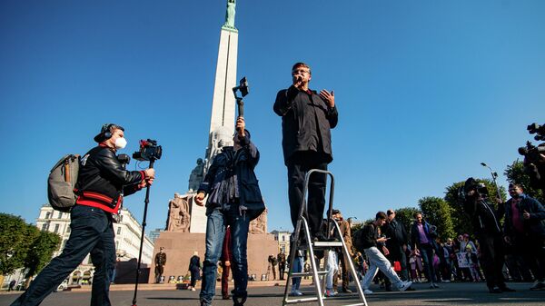 Латвийский оппозиционный политик Айнарс Шлесерс обратился к собравшимся со стремянки - Sputnik Латвия