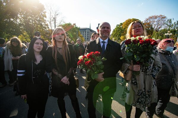 Люди собрались на акцию протеста против антиковидных решений правительства премьер-министра Кришьяниса Кариньша - Sputnik Латвия