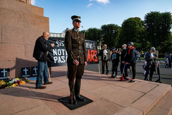 Солдат почетного караула у памятника Свободы во время митинга протеста - Sputnik Латвия