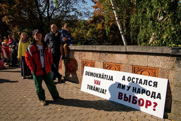 Мужчины с плакатами на митинге протеста - Sputnik Латвия