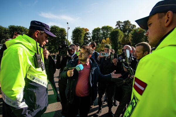 Журналист латвийского телевидения Алексей Дунда просит полицию защитить его и оператора от назойливых протестантов - Sputnik Латвия