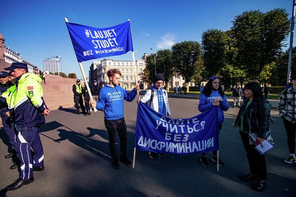 Студенты латвийских вузов против антиковидной дискриминации во время очной учебы - Sputnik Латвия
