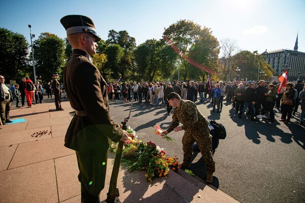 Солдат почетного караула у памятника Свободы во  время митинга протеста - Sputnik Латвия