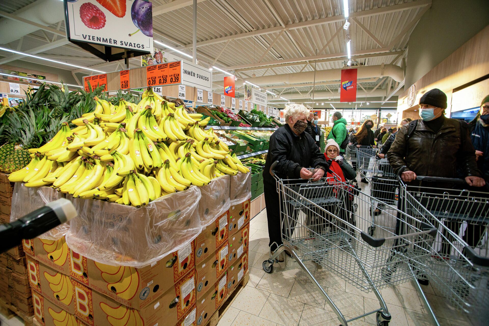 Покупатели проходят у стенда со знаменитыми бананами, ставшими символом прихода сети Lidl в Латвию - Sputnik Латвия, 1920, 07.10.2021