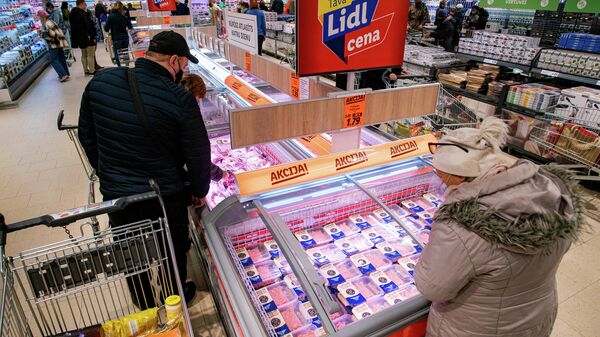 Посетители магазина Lidl изучают акционные товары - Sputnik Латвия