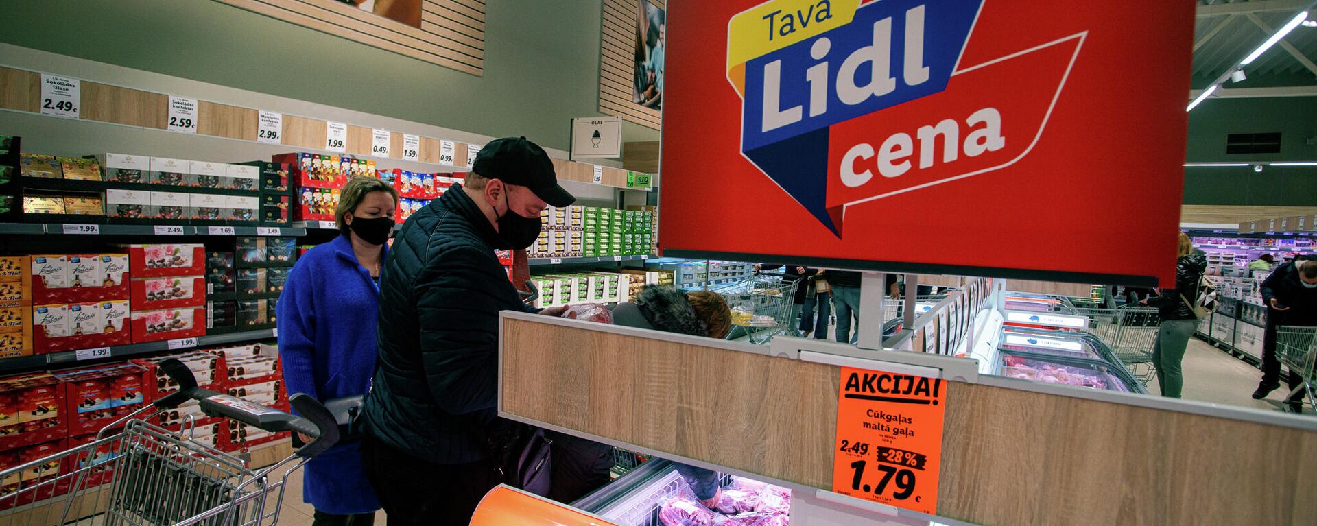 Посетители магазина Lidl изучают акционные товары - Sputnik Латвия, 1920, 18.02.2022