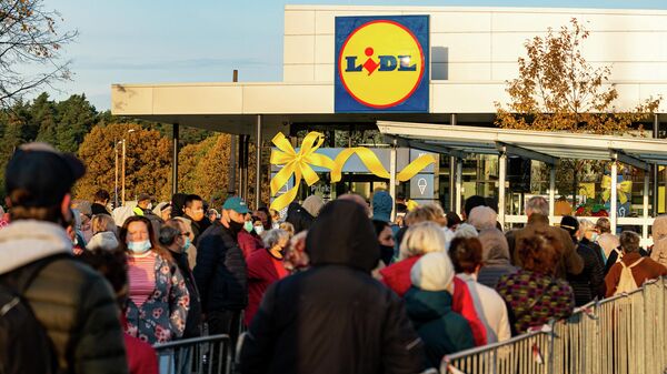 Открытие супермаркетов сети Lidl в Риге вызвало ажиотаж у рижан и очереди у магазинов - Sputnik Латвия