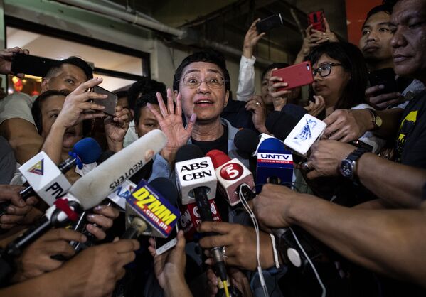На этой архивной фотографии, сделанной 14 февраля 2019 года, изображена филиппинская журналистка Мария Ресса, которая делает заявление после внесения залога в региональный суд первой инстанции в Маниле.  - Sputnik Латвия