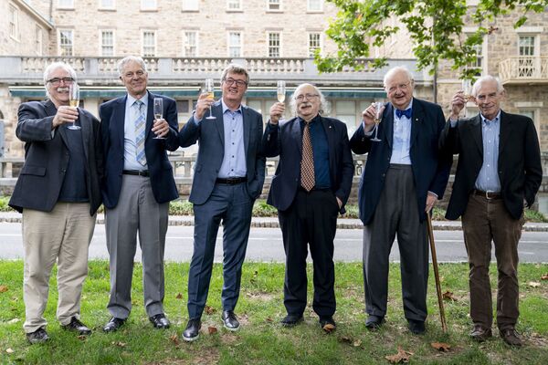 No kreisās uz labo: Prinstonas Universitātes Nobela prēmijas laureāti biologs Ēriks Frensiss Višauss, astrofiziķis Džozefs Hūtons Teilors- jaunākais, ķīmiķis Deivids V.K. Makmilans, fiziķis Dunkans Holdeins, ekonomists Anguss Dītons un ekonomists Kristofers Simss, paceļ glāzes par Makmilanu, vienu no diviem Nobela prēmijas laureātiem ķīmijā, 2021. gada 6. oktobrī. - Sputnik Latvija