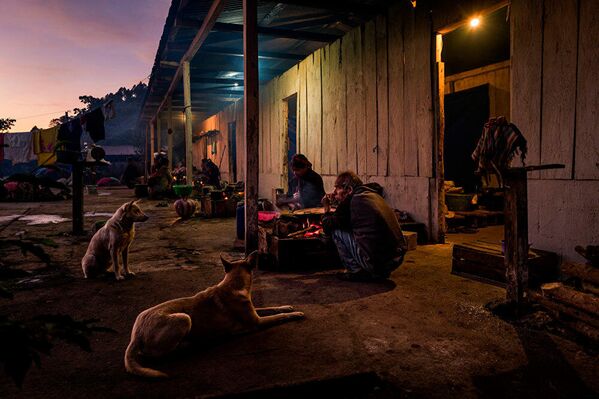 &quot;Līdz atkal izaugs kukurūza&quot; – tā savu stāstu Gvatemalā nosauca spāņu fotogrāfe Lisa Arango. Savā projektā viņa rāda vietējo iedzīvotāju dzīvi – bruņotie konflikti valstī ir tikai neliela daļa no nelaimēm, pat ne galvenais masveida migrācijas iemesls - Sputnik Latvija