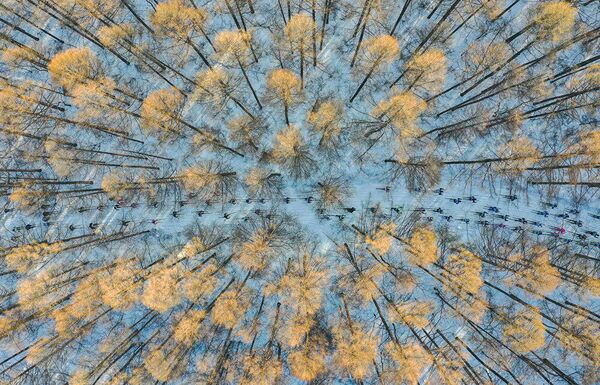 Ķīniešu fotogrāfs Čans Sui uzņēmumā &quot;Uz slēpēm pretī pavasarim&quot; uzņēmis Starptautisko slēpju festivālu Vasaloppet China 2020, kurā piedalījās vairāk nekā tūkstoš sportisti no 30 valstīm un reģioniem - Sputnik Latvija
