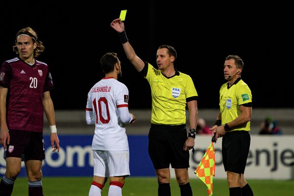 Игрок сборной Турции Хакан Чалханоглу получает желтую карточку - Sputnik Латвия