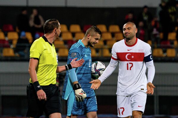 Игрок сборной Турции Бурак Йылмаз извиняется за фол против латвийского вратаря Робертса Озолса - Sputnik Латвия