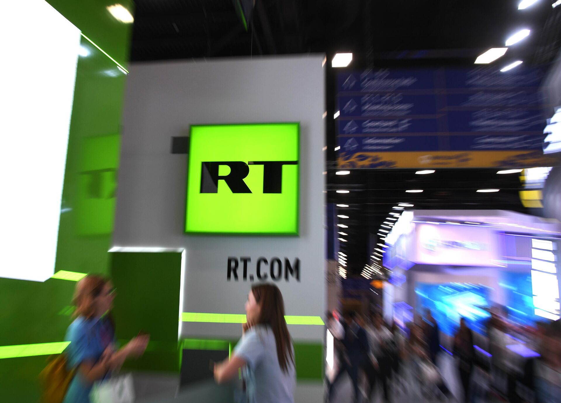 Логотип телеканала RT (Russia Today) Логотип телеканала RT (Russia Today) - Sputnik Латвия, 1920, 17.10.2025