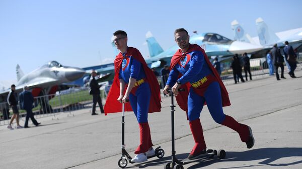 Мужчины в костюме Супермена - Sputnik Латвия