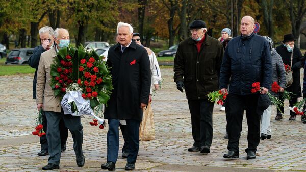 13 октября в День освобождения Риги от немецко-фашистских захватчиков дипломаты посольства России, представители РСЛ, Соцпартии и общественных организаций возложили цветы к памятнику Освободителям Риги в Задвинье - Sputnik Латвия