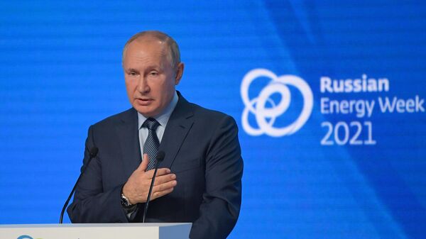 Prezidenta Vladimira Putina uzstāšanos forumā Krievijas enerģētiskā nedēļā plenārajā sēdē   - Sputnik Latvija