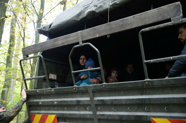 Иракские мигранты, задержанные после пересечения белорусско-польской границы в городе Хайнувка, Польша. - Sputnik Латвия