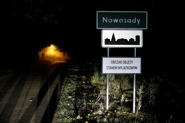 Дорожный знак с надписью &quot;На территории действует чрезвычайное положение&quot; возле белорусско-польской границы в Новосадах, Польша. - Sputnik Латвия