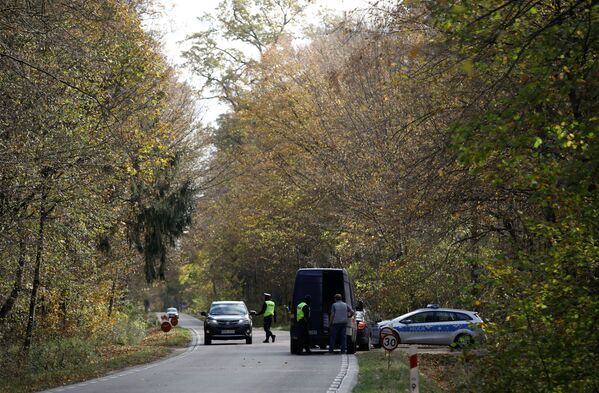 Poļu policisti apskata automašīnas robežkontroles punktā uz Polijas un Baltkrievijas robežas pie Belovežas ciemata, Polija. - Sputnik Latvija