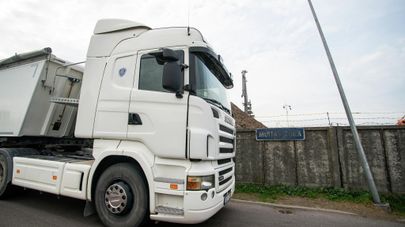 Фура с зерном у таможенной зоны в Лиепайском порту