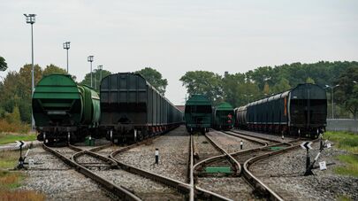 Железнодорожные вагоны с зерном на путях в Лиепае