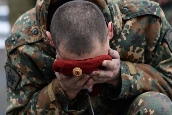 Sarkanā berete – speciālo uzdevumu vienības karavīra lepnums. Tā nedāvā nekādas priekšrocības, pat ne pielikumu pie algas, taču ik gadus simtiem karavīru no speciālo uzdevumu un izlūkošanas vienībām cenšas izpelnīties tiesības uz to - Sputnik Latvija