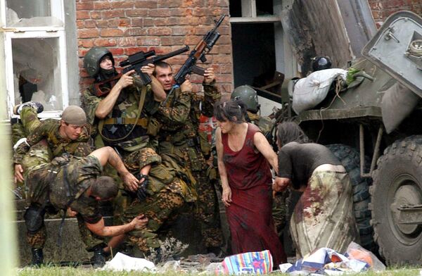 2004. gada septembrī uzbrukumā teroristu sagrābtajai skolai Beslanā gāja bojā 10 FDD darbinieki. Tie bija lielākie zaudējumi vienas operācijas laikā visā Krievijas speciālo uzdevumu vienību vēsturē. Starp bojāgājušajiem bija &quot;Vimpel&quot; leitnants Andrejs Turkins, kam pēc nāves piešķirts &quot;Krievijas Varoņa&quot; tituls. Glābjot trīs ķīlniekus, Turkins ar savu ķermeni bloķēja teroristu mesto granātu - Sputnik Latvija