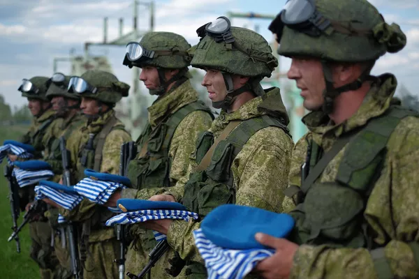 Karavīri pēc "zilās beretes" pārbaudījumiem mācību centrā Samaras apgabalā Karavīri pēc "zilās beretes" pārbaudījumiem mācību centrā Samaras apgabalā - Sputnik Latvija