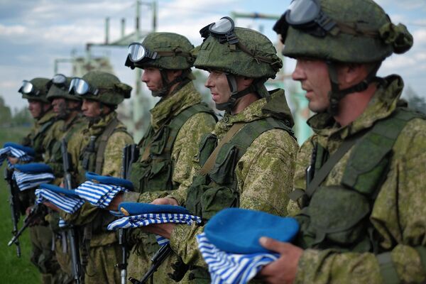 Karavīri pēc &quot;zilās beretes&quot; pārbaudījumiem mācību centrā Samaras apgabalā - Sputnik Latvija