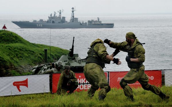 Klusā okeāna flotes kājnieku priekšnesums &quot;Varoņu sacensībās&quot; Vladivostokā - Sputnik Latvija