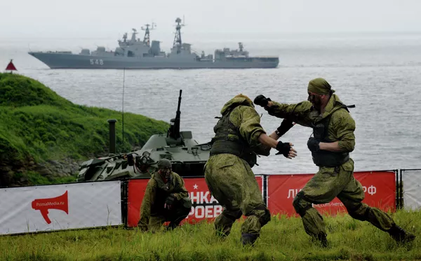 Klusā okeāna flotes kājnieku priekšnesums "Varoņu sacensībās" Vladivostokā Klusā okeāna flotes kājnieku priekšnesums "Varoņu sacensībās" Vladivostokā - Sputnik Latvija