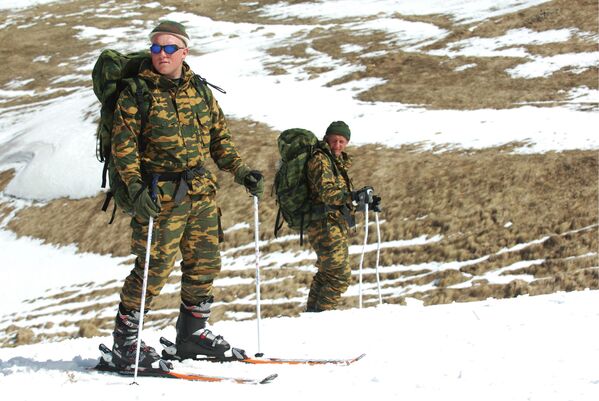 33. motorizēto strēlnieku kalnu brigādes speciālo uzdevumu izlūkošanas rotas karavīri mācībās Dagestānas kalnos - Sputnik Latvija