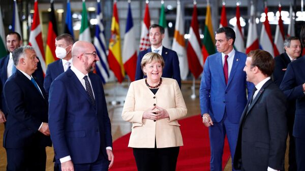 Президент Европейского совета Шарль Мишель, канцлер Германии Ангела Меркель, президент Франции Эммануэль Макрон на саммите ЕС - Sputnik Латвия