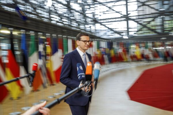 Премьер-министр Польши Матеуш Моравецки на саммите ЕС в Брюсселе. - Sputnik Латвия