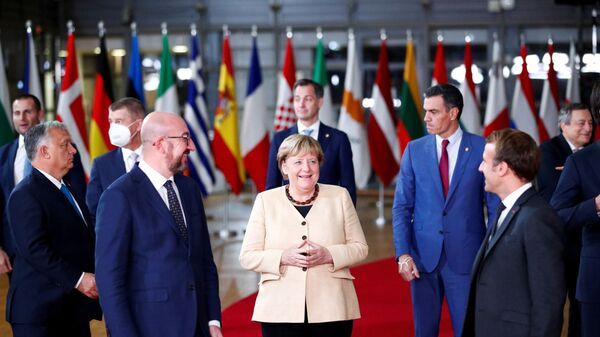 Президент Европейского совета Шарль Мишель, канцлер Германии Ангела Меркель, президент Франции Эммануэль Макрон на саммите ЕС - Sputnik Latvija