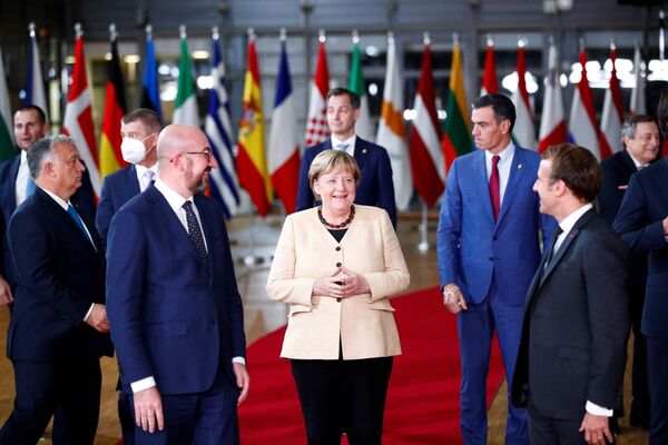 Eiropas Padomes prezidents Šarls Mišels, Vācijas kanclere Angela Merkele, Francijas prezidents Emanuels Makrons Eiropas Savienības dalībvalstu un valdību vadītāju sanāksmē Eiropadomē Briselē. - Sputnik Latvija