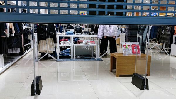 Закрытый магазин одежды в торговом центре в Риге - Sputnik Латвия