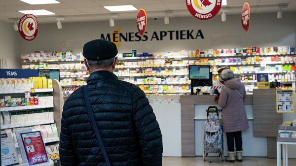 Мужчина у рижской аптеки - Sputnik Латвия