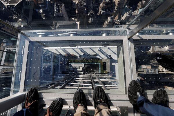 Katra lifta platība – 8,3 kvadrātmetri. Tie ir lielākie ātrgaitas lifti pasaulē ar stikla grīdu - Sputnik Latvija