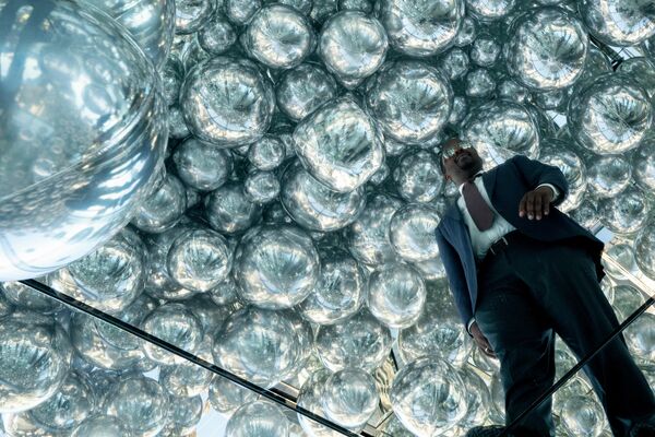 Брайан Бенджамин, вице-губернатор Нью-Йорка, осматривает комнату, заполненную воздушными шарами, на торжественном открытии SUMMIT One Vanderbilt, которое состоялось 21 октября. - Sputnik Латвия