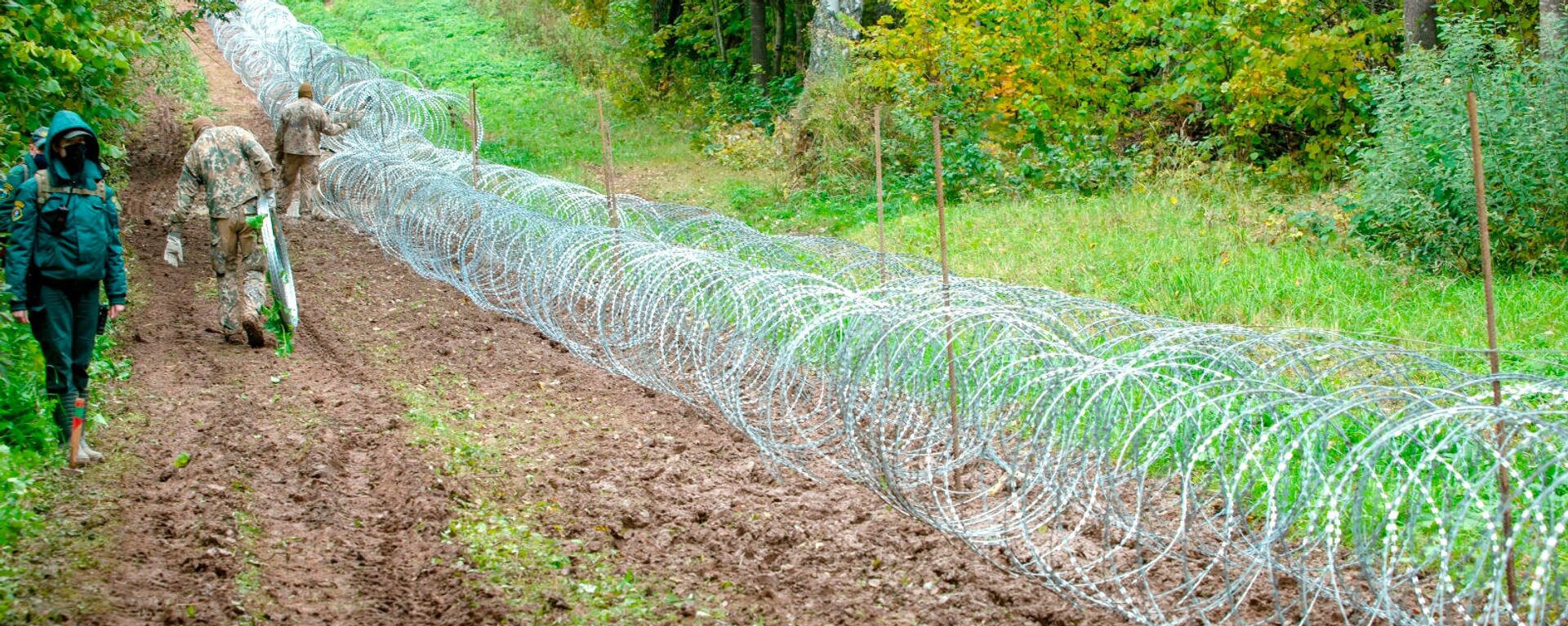 Латвийские пограничники устанавливают забор из колючей проволоки на латвийско-белорусской границе - Sputnik Латвия, 1920, 26.10.2021