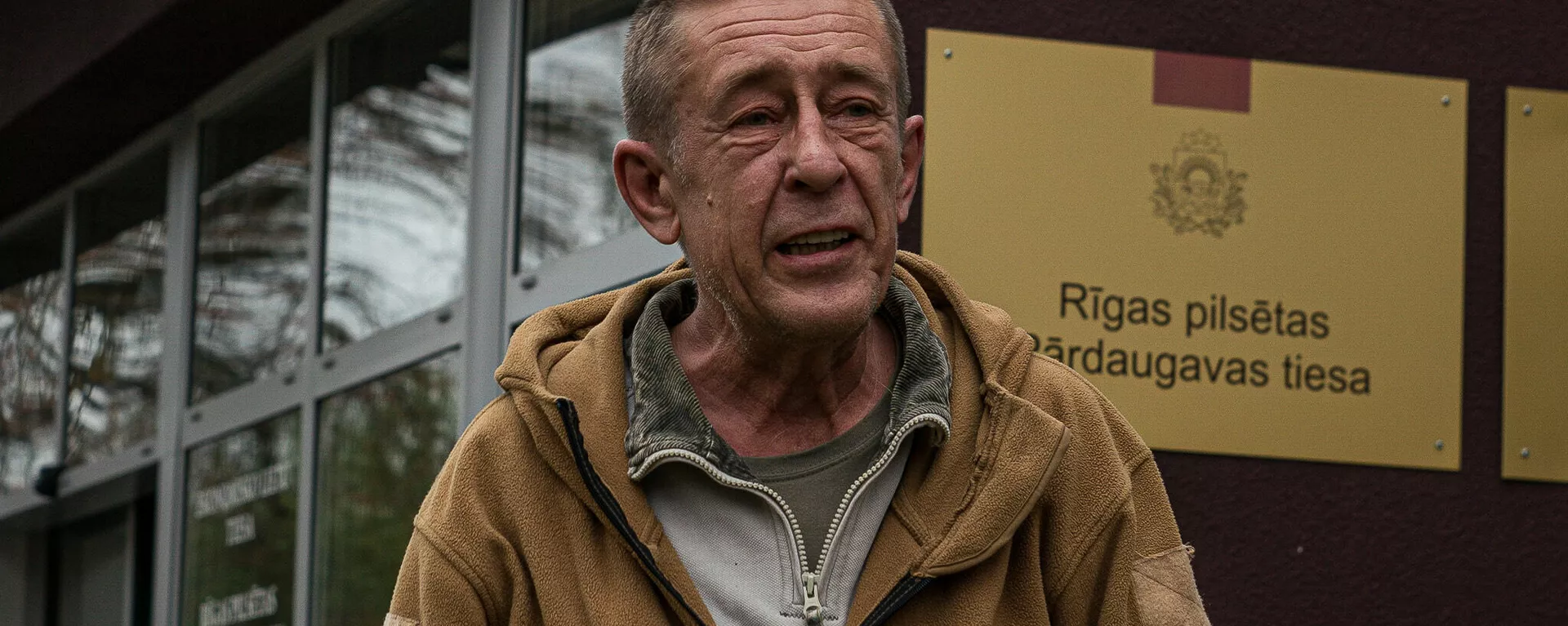 Латвийский журналист Юрий Алексеев у здания суда, после произнесения последнего слова - Sputnik Латвия, 1920, 02.11.2021