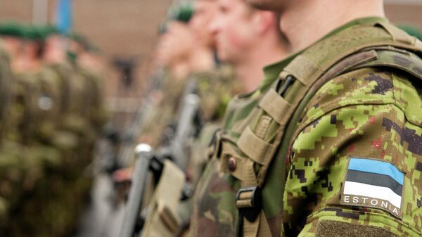 Эстонские военнослужащие на военном аэродроме Эмари, 19 июня 2014 года - Sputnik Latvija