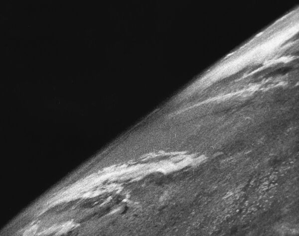 Pirmo Zemes fotogrāfiju 1946. gada 24. oktobrī uzņēma ASV palaistā automātiskā raķete V-2. Uzņēmums tapis ar 35 mm kinokameras palīdzību uz melnbaltās filmiņas - Sputnik Latvija