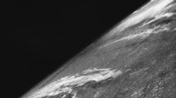 Первую фотографию Земли сделала 24 октября 1946 года запущенная в США автоматическая ракета V-2. Съемка велась 35-миллиметровой кинокамерой на черно-белую пленку - Sputnik Latvija
