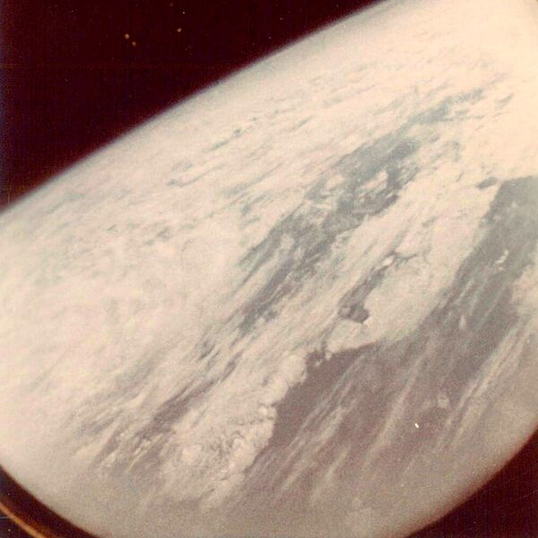 Kad orbītā ieradās cilvēki, viņiem radās vēlēšanās parādīt redzēto citiem. Pirmais cilvēks, kurš uzņēma Zemi no kosmosa, bija padomju kosmonauts Germans Titovs 1961. gada augustā - Sputnik Latvija