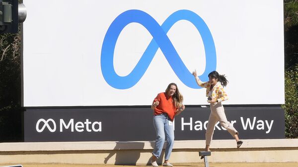 Сотрудники Facebook на фоне нового логотипа компании у ее штаб-квартиры в Менло-Парке, Калифорния - Sputnik Latvija