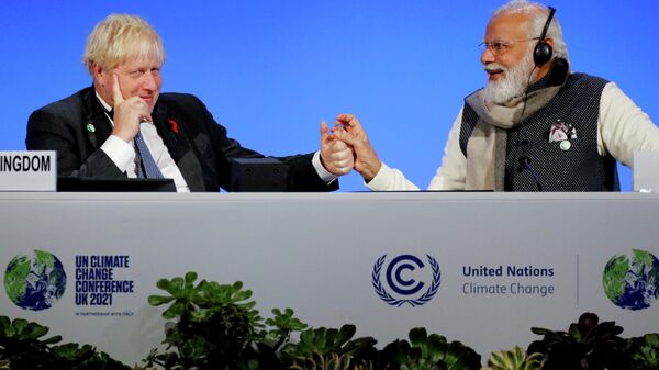 Премьер-министры Великобритании и Индии - Борис Джонсон и Нарендра Моди на климатическом саммите в Глазго - Sputnik Латвия