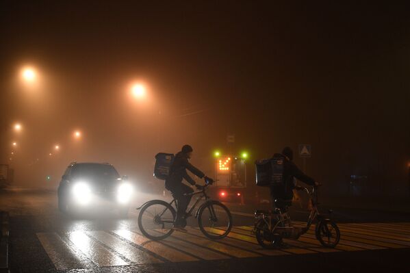 В ночь на вторник Москва погрузилась в сильный туман. - Sputnik Латвия